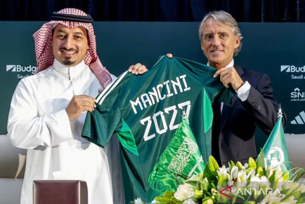 Roberto Mancini melatih Arab Saudi