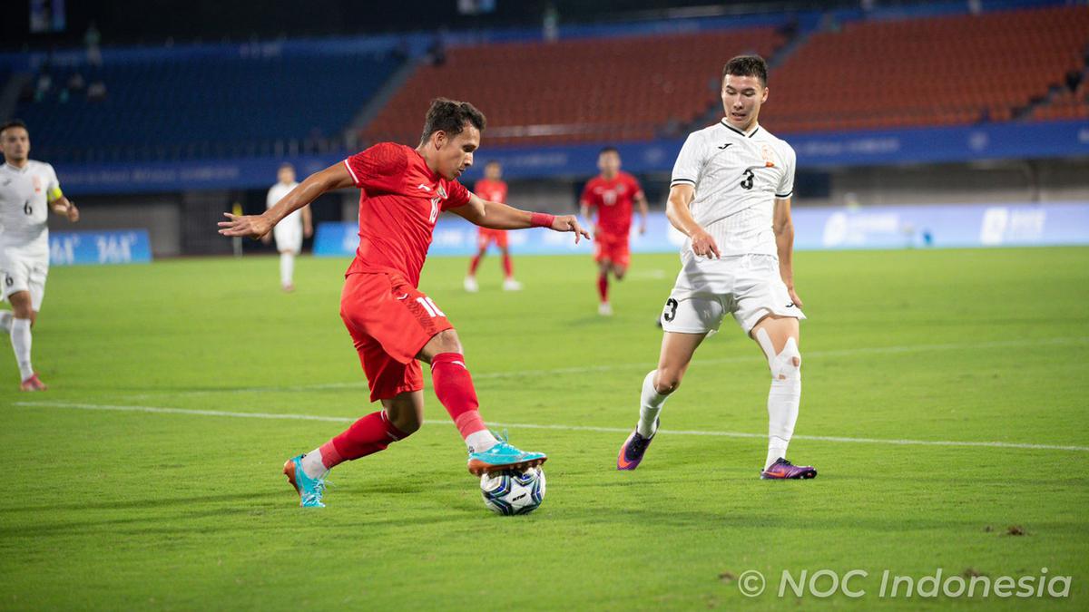 Sepak Bola Asian Games 2023: Gol Rumakiek dan Hugo Samir Bawa Timnas U-24 Indonesia ke Krygzstan