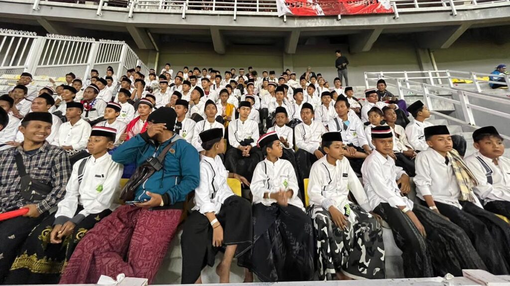 Beri Dukungan, Ribuan Santri Jatim Saksikan Langsung Duel Timnas Indonesia vs Turkmenistan