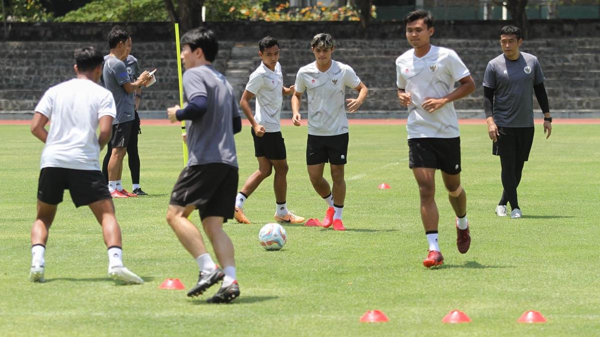 Di bawah terik matahari, timnas U-23 Indonesia kembali berlatih jelang laga melawan Turkmenistan