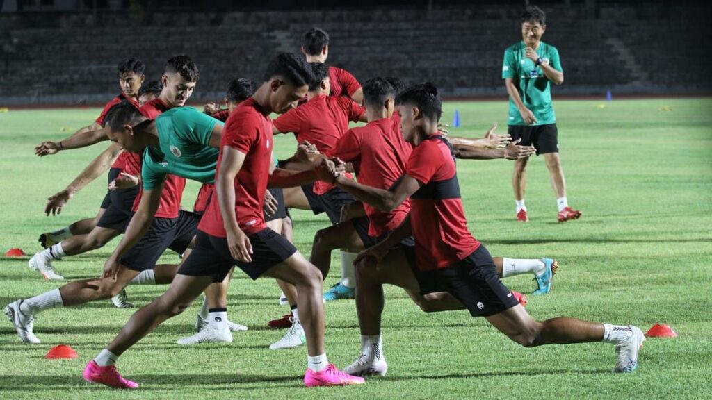 Fans Histeris Menyambut Kedatangan Pemain Timnas U-23 Indonesia di Lokasi Latihan