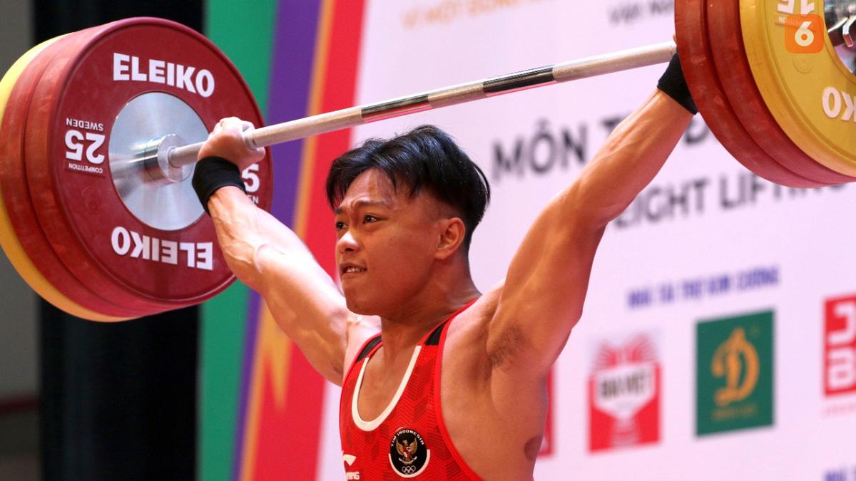 Lifter Indonesia Rahmat Erwin Abdullah memecahkan rekor di Kejuaraan Dunia IWF 2023