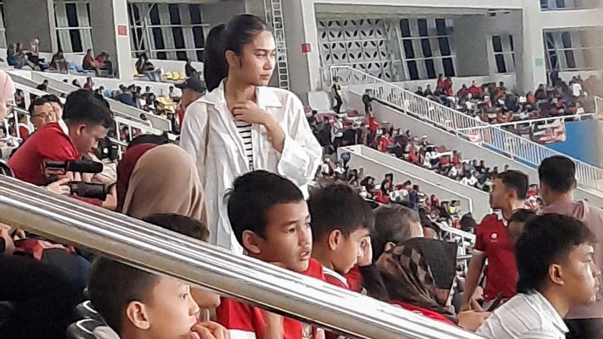Pengantin Baru, Pratama Arhan Didukung Langsung Azizah Salsha Saat Timnas U-23 Indonesia Membantai Chinese Taipei