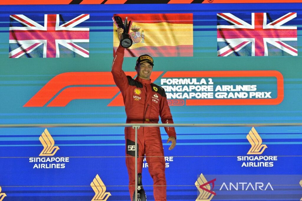 Carlos Sainz Jr. Juara balapan F1 GP Singapura 2023