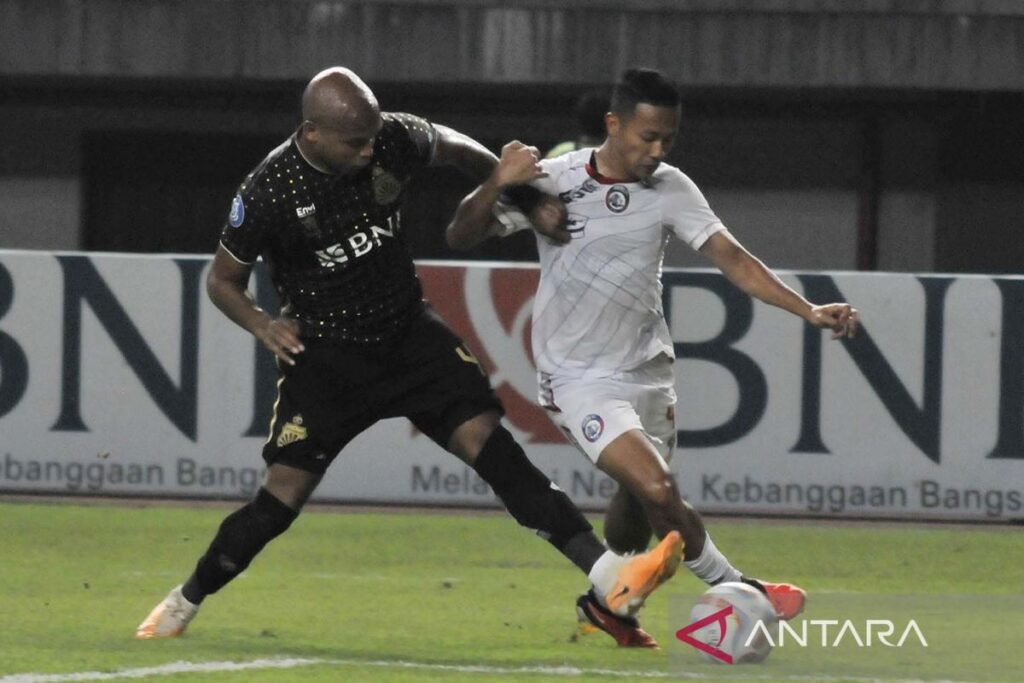 Arema FC mengalahkan Bhayangkara Presisi Indonesia FC 2-0