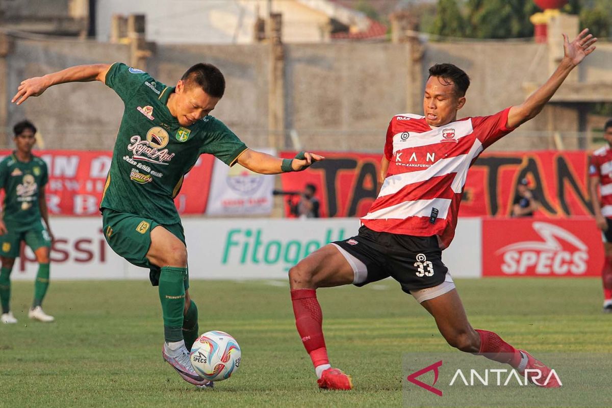 Madura United mengalahkan Persebaya Surabaya 2-0