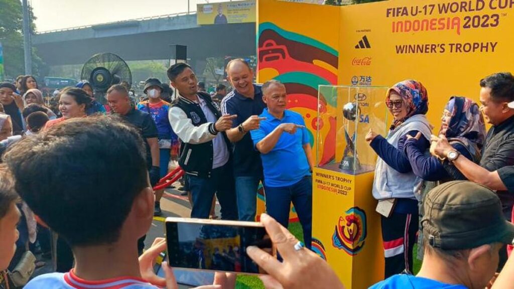 Warga Bandung Antusias Menyaksikan Langsung Trofi Piala Dunia U-17 di CFD Dago