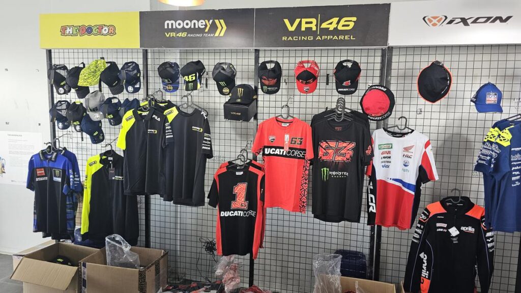 Tak berkurang di MotoGP Indonesia 2023, merchandise Valentino Rossi masih menjadi yang terlaris di Mandalika
