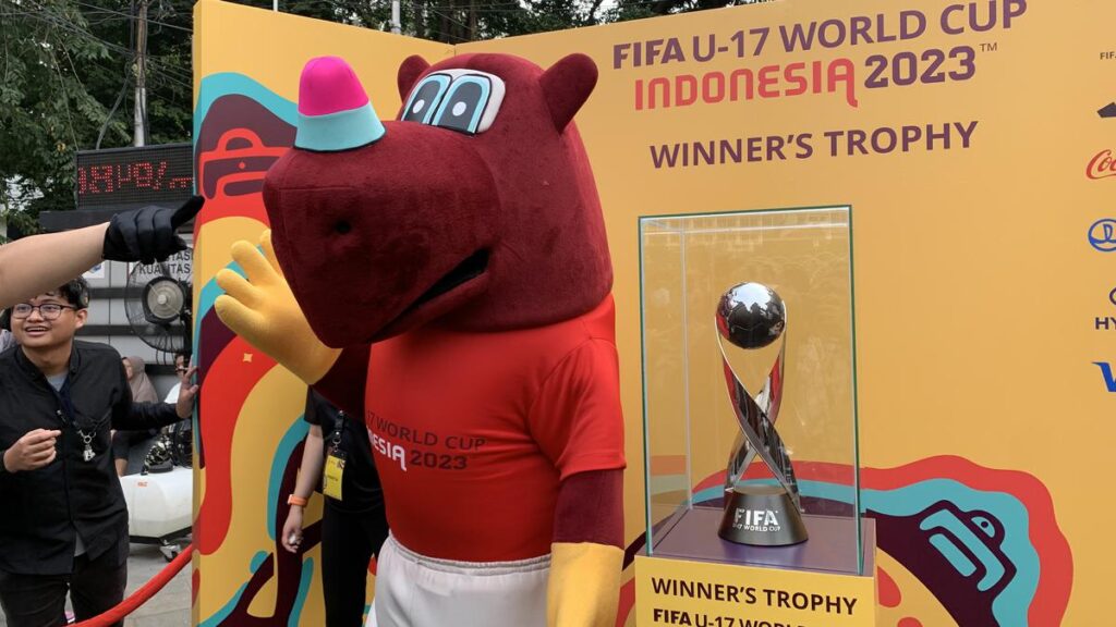 Trofi Piala Dunia U-17 2023 Dipamerkan di Bundaran HI, Masyarakat Sambut Antusias