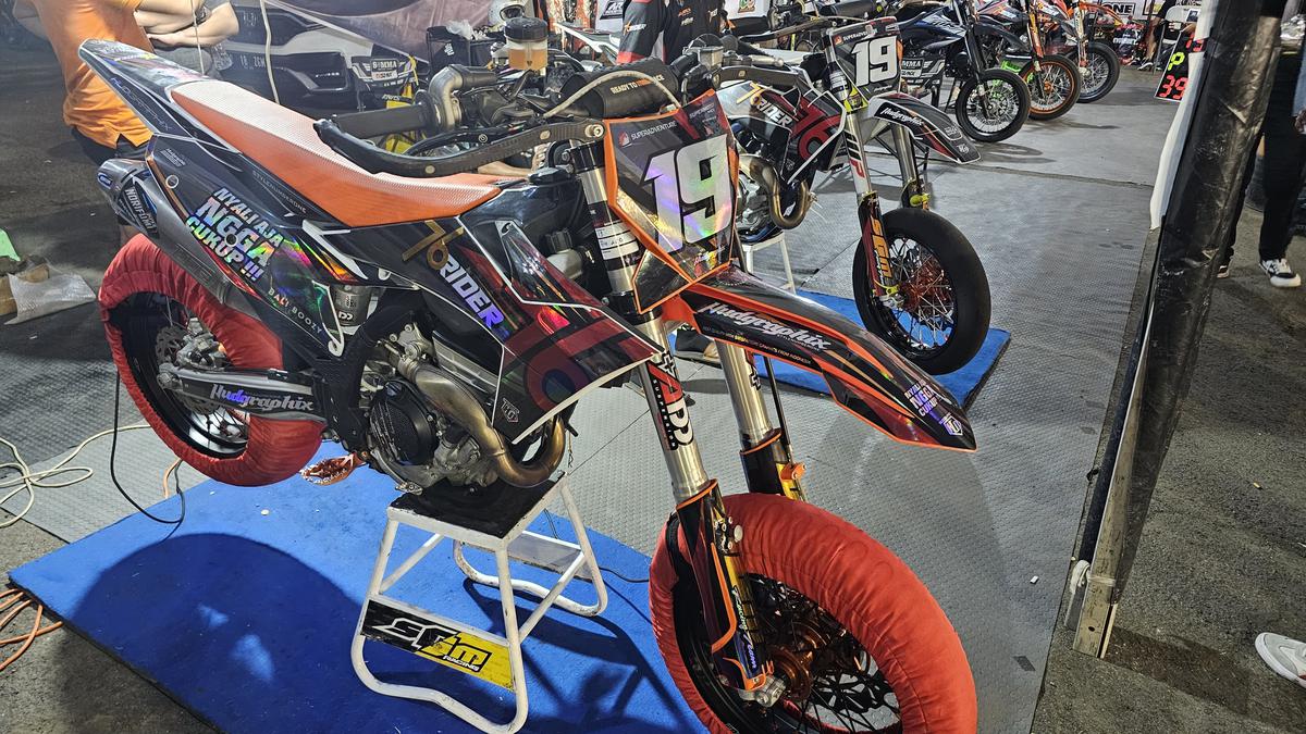 Pembalap asing dibuat bingung dengan cuaca di Supermoto Race 2023