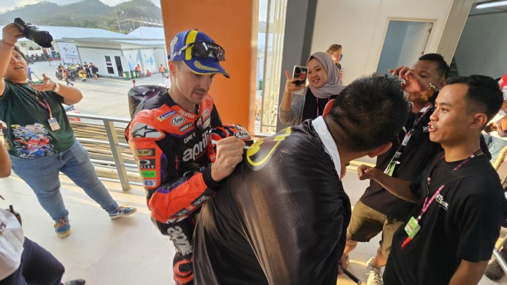 Kisah seorang pria malang yang beruntung mendapatkan kostum Batman dari Vinales di MotoGP Indonesia 2023
