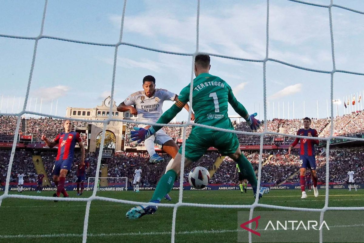 Memenangkan laga El Clasico, Real Madrid memuncaki klasemen La Liga