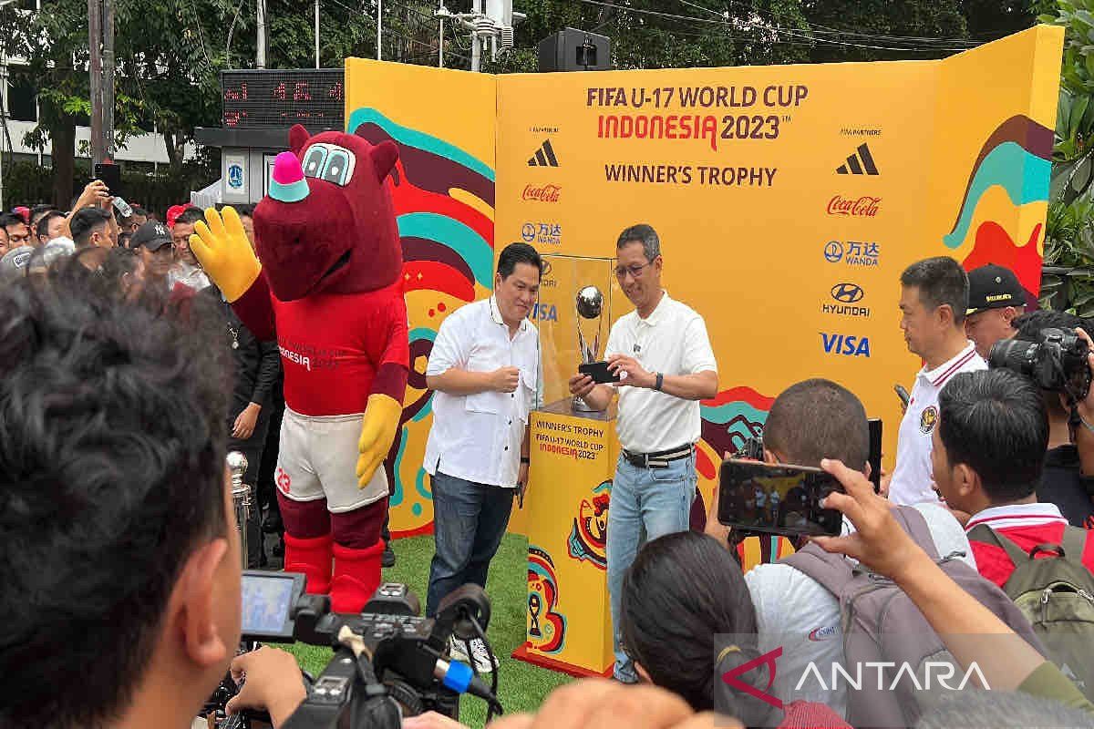 Trofi Piala Dunia U-17 dipamerkan di Bundaran HI Jakarta