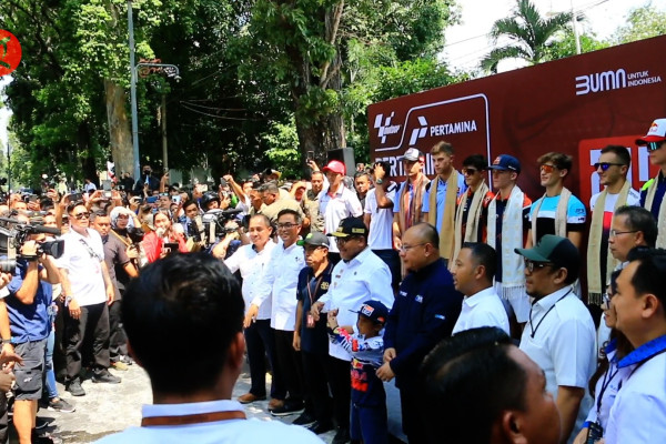 Konvoi para pembalap MotoGP disambut hangat warga Kota Mataram