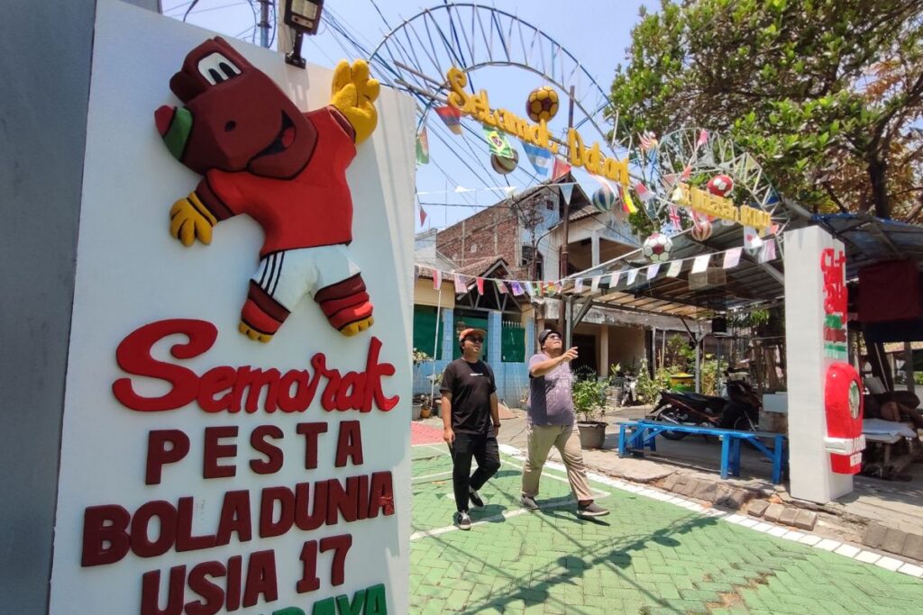 Warga Surabaya hias kampung bertema sepak bola jelang Piala Dunia U-17