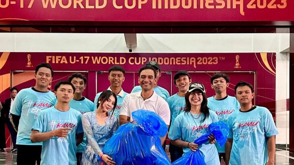 Aksi bersih-bersih sampah usai pertandingan juga akan digelar di Piala Dunia U-17 2023 yang dipimpin oleh aktor Ario Bayu.