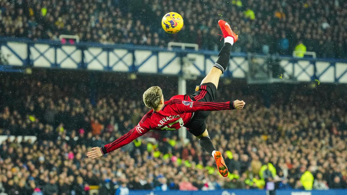 Gol Spektakuler Alejandro Garnacho Saat Manchester United Kalahkan Everton di Liga Inggris