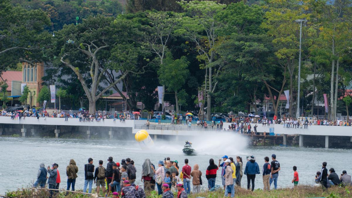 Pembalap Perancis Jean Bruno Pastorello meraih juara pertama Kejuaraan Dunia Jetski di Danau Toba