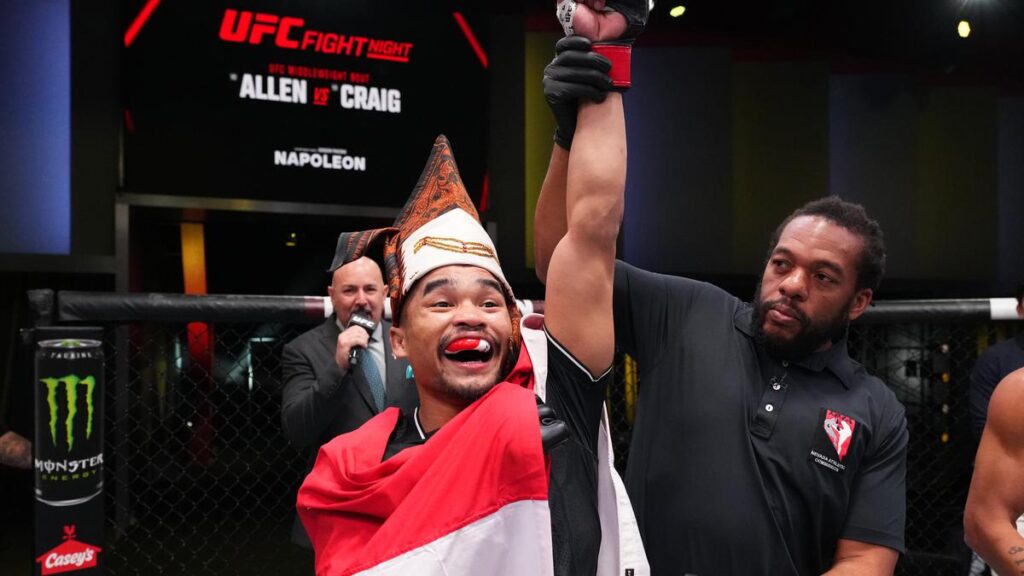 Menang di Debut UFC, Jeka Saragih Menjadi Petarung MMA Indonesia dengan Bayaran Tertinggi