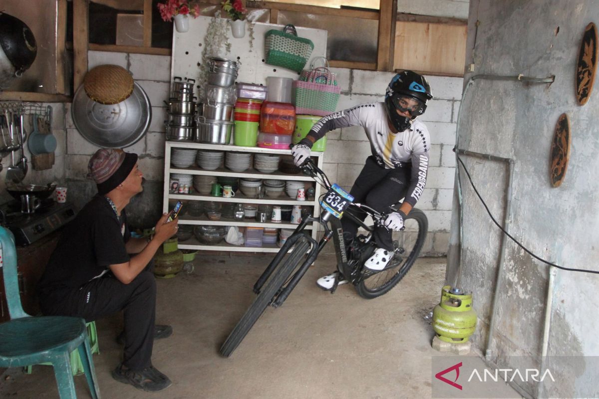 Balapan sepeda keluar masuk rumah warga selama Urban Downhill Java Series 2023