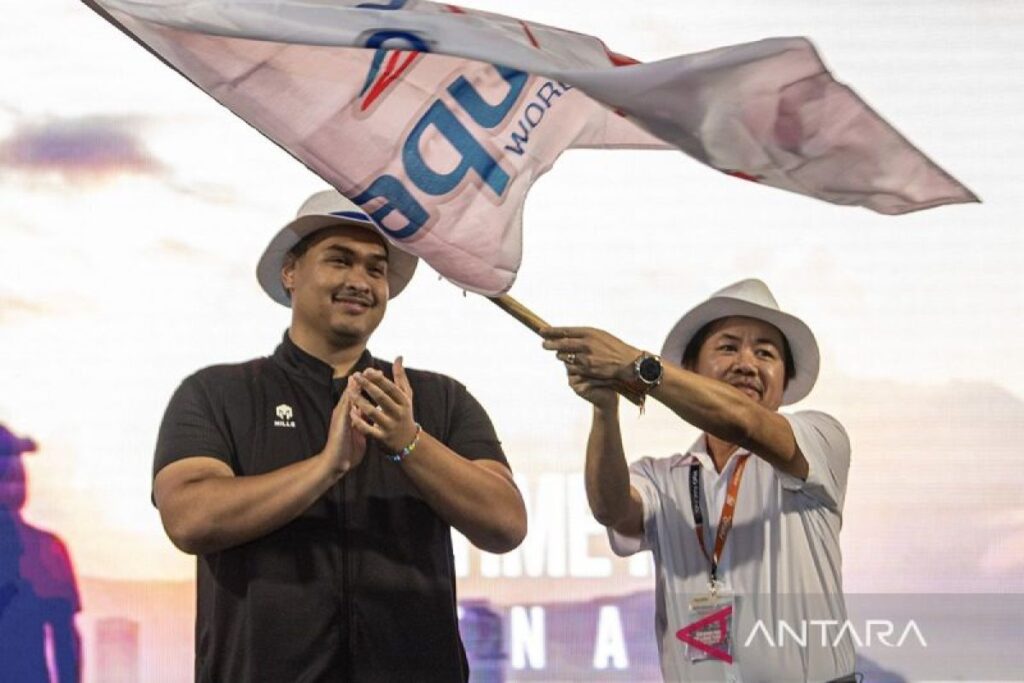 Indonesia menyerahkan bendera estafet Aquabike H20 kepada Vietnam