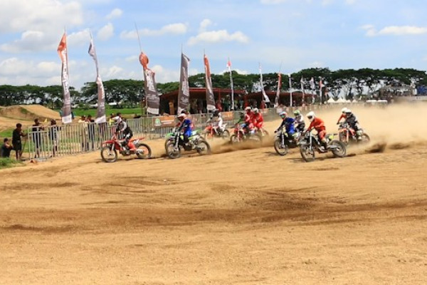 Pembalap Motocross Lombok Sumbawa memuji lintasan balap tersebut