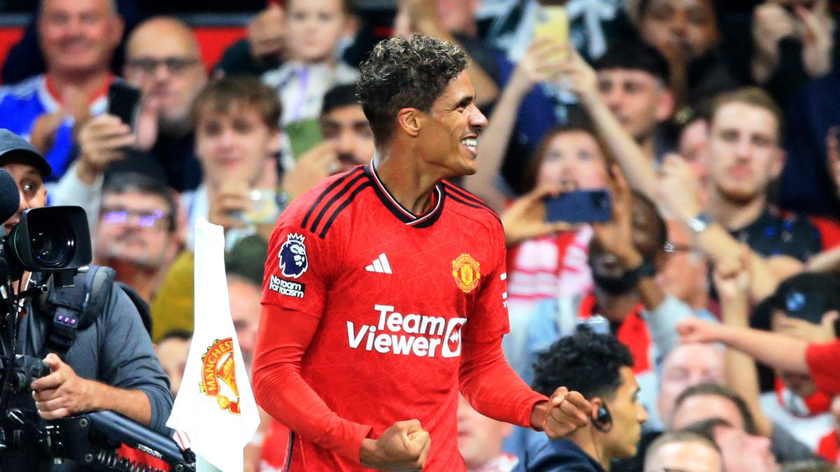 Manchester United bungkam, klub asal Arab Saudi itu yakin bisa menyelamatkan Raphael Varane