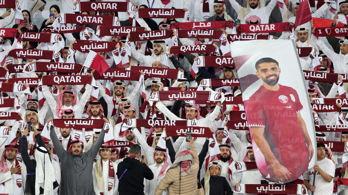 Sorakan Suporter Timnas Qatar Sambut Kemenangan Maroon atas Iran