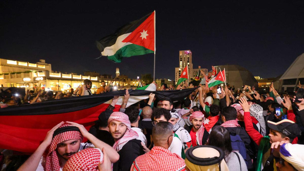 Pesta suporter Yordania usai The Chivalrous mengamankan tiket ke final Piala Asia 2023