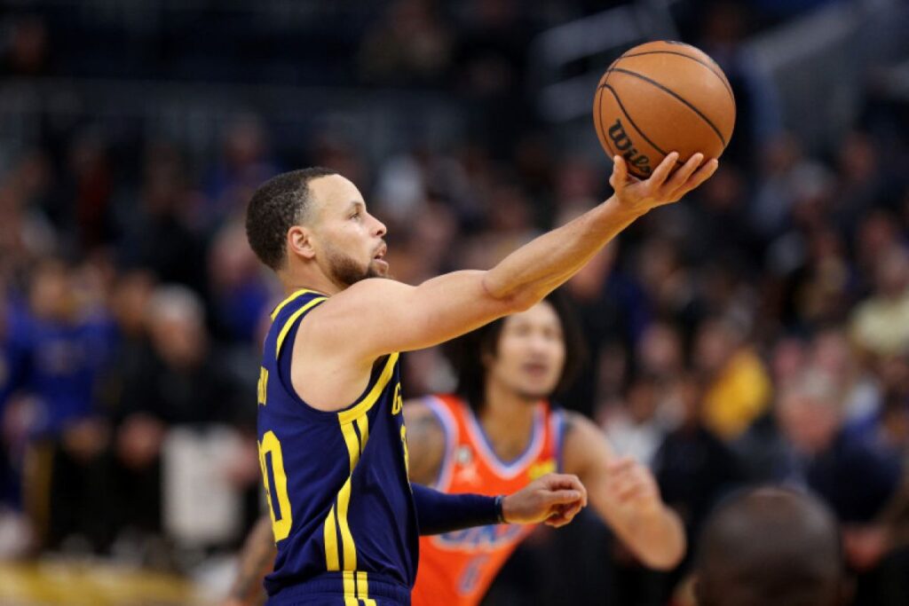 Curry bawa kemenangan Warriors di 0,7 detik terakhir