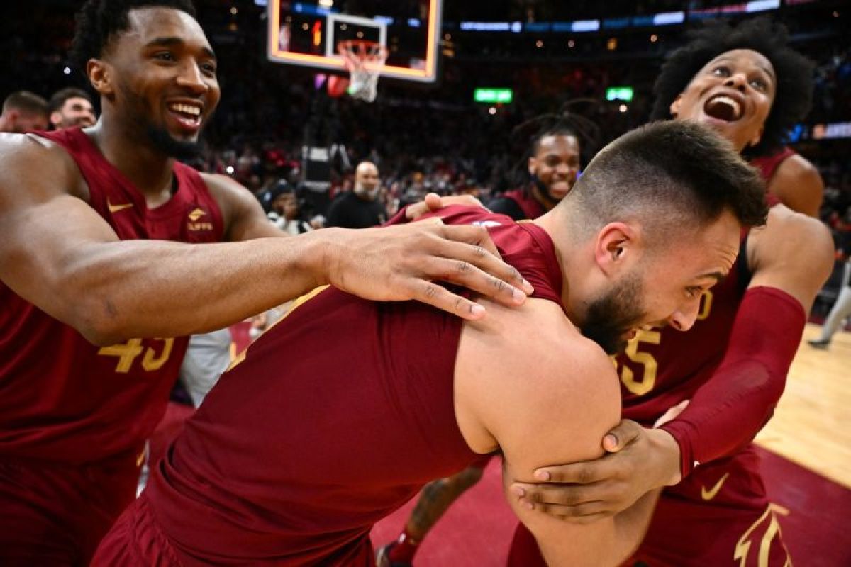 Buzzer beater Max Strus dari 18 meter menangkan Cavaliers atas Mavs