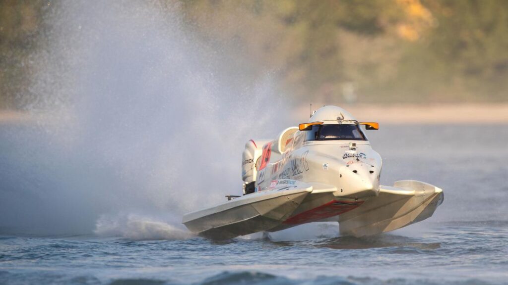 Jelang perlombaan, logistik dan pembalap F1Powerboat Danau Toba tiba di Indonesia