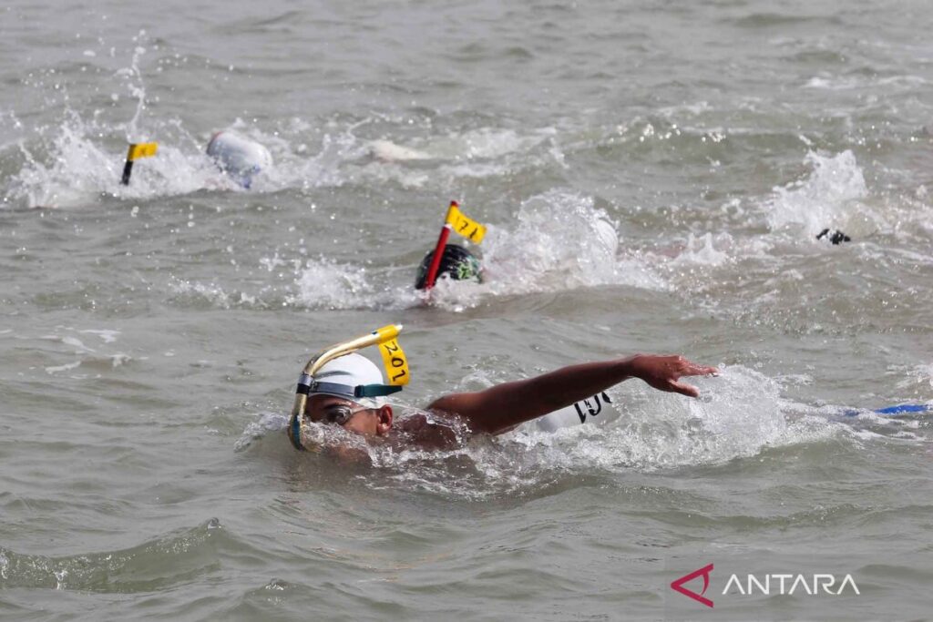 Ratusan perenang mengikuti Fin Swimming di Selat Madura