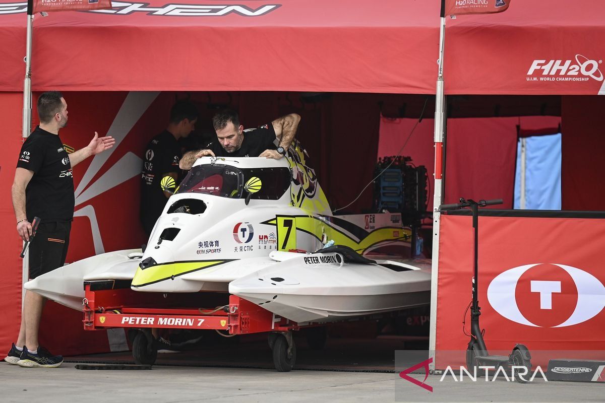 Sejumlah tim sedang melakukan persiapan jelang latihan bebas Kejuaraan Dunia Powerboat F1