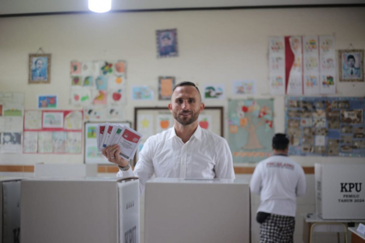 Pemain naturalisasi Bali United salurkan hak pilih Pemilu 2024