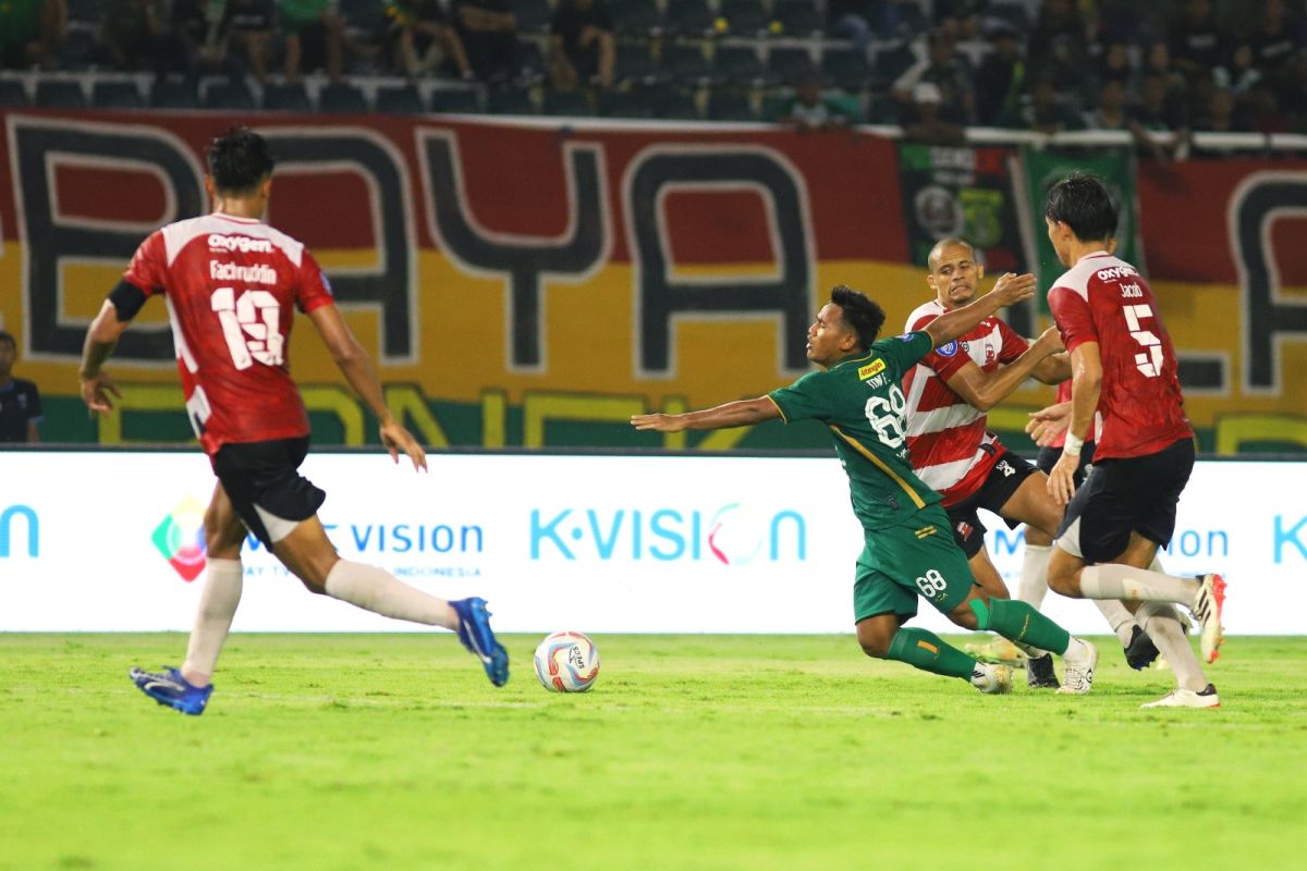 Persebaya bermain imbang 0-0 dengan Madura United