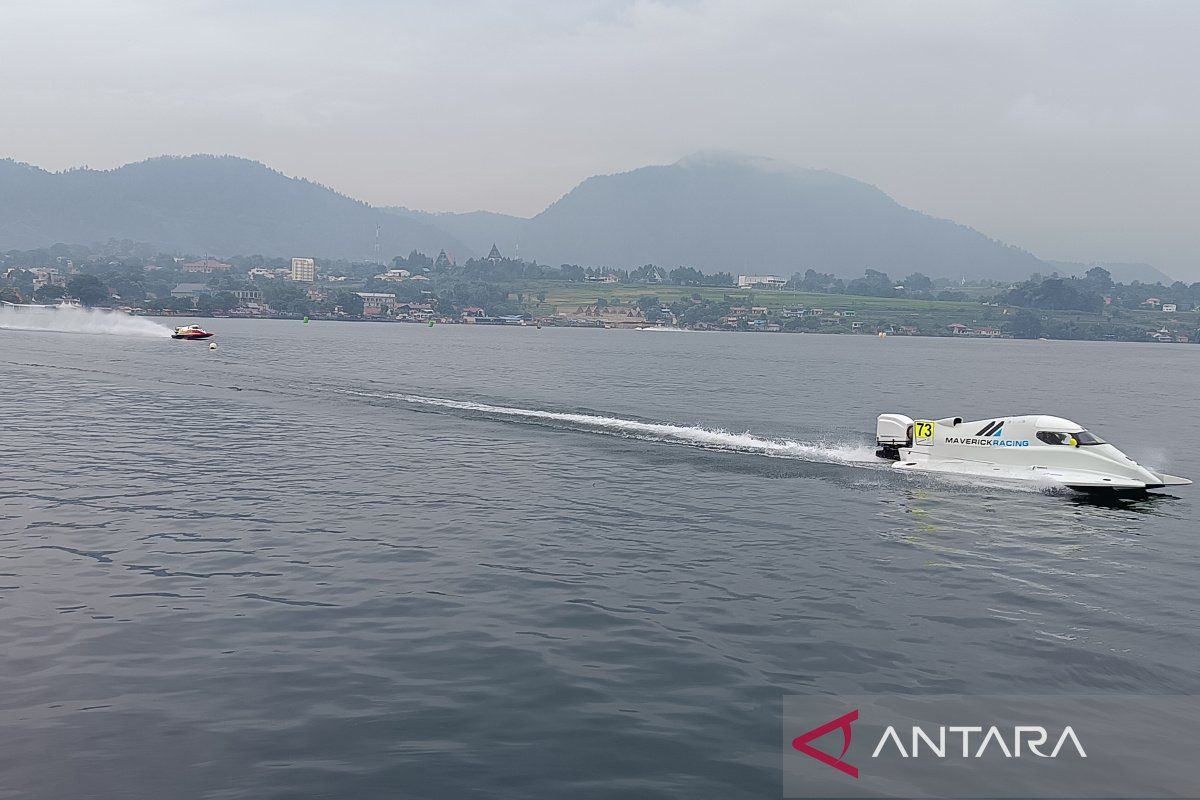 Pembalap F1 powerboat jajal lintasan dalam sesi "free practice"