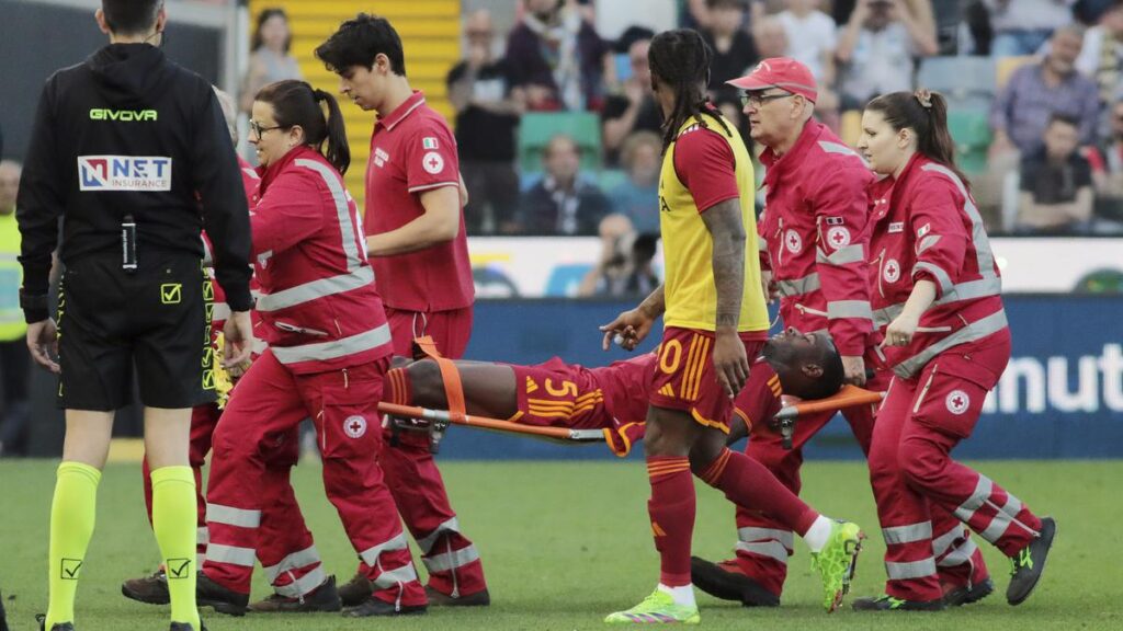 Momen mengerikan saat Evan Ndicka pingsan di tengah laga Udinese vs AS Roma