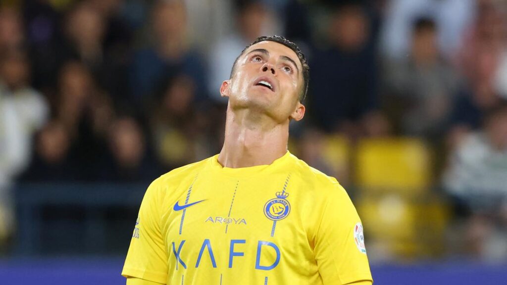 Cristiano Ronaldo nyaris memukul wasit Arab Saudi usai menyikut lawannya dan diganjar kartu merah